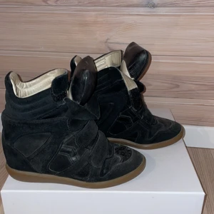 Isabel Marant  - Säljer nu mina Isabel Marant skor i stl 37! Dom är så fina och tycker om dom så mycket men tyvärr så använder jag dom nästan aldrig och har ej gjort på väldigt länge. Nya kostar runt ca 4000-5000kr och dessa är i mycket fint skick för sitt pris, Box, dustbag osv medföljer.🥰