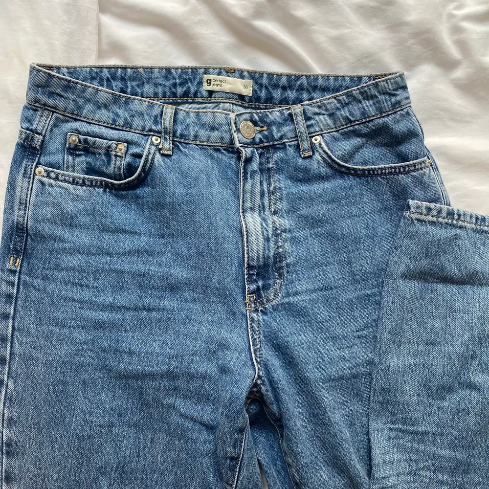 Mom jeans från gina tricot. Betalning via swish. Skickas spårbart med dhl💖. Jeans & Byxor.