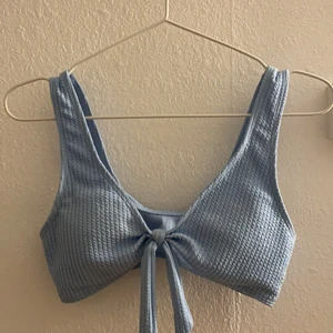 Bikini överdel  - Säljer denna superfina bikinitopp, använd ca 3 gånger, frakten är inräknad i priset 💗💗 skicka till mig privat om ni vill ha bilder på underdelen också. Kan man köpa till om man vill. 💖💙✌🏻😆🥰❤️