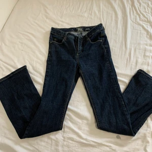 Midwaist jenas - Säljer nu mina midwaised/lågmidjade jenas med lite bootcut, mörkblåa och passar storlek XS/S Sitter för tight på mig så de passar nog folk som är mindre(vanligtvis en M/stor S i byxor)💕 Frakt tillkommer med 66kr😊 Säljer också en massa andra plagg på min sida så kolla in dem!