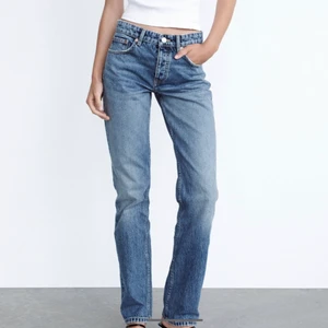 Populära Zara jeans - Hejj nu säljer jag mina zara jeans som jag fick hem igår då jag hade tyvärr klickat hem två styckna i samma färg så det är bara höra av dig vid frågor eller måt. Storleken är 34 men passar även en 36 också❤️