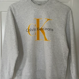 Calvin Klein sweatshirt strl XS - Superfin och skön collegetröja från Calvin Klein i sparsamt användt skick! Inga defekter alls! Hör av er vid intresse! Köpt för 999kr💗