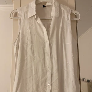 Kortärmad blus - Vit enkel kortärmad blus, oanvänd, är i väldigt bra skick.