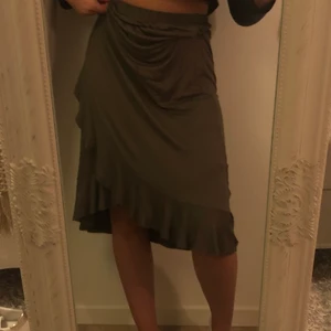 Grön kjol från Jacqueline de Yong - Mossgrön kjol från Jacqueline de Yong i storlek M. Prislappen är kvar så den är endast provad. 🌸🌸