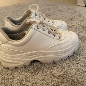Lackliknande sneakers med hög sula - Vita lackliknande skor med hög sula. Storlek 37