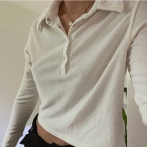 Croppad skjorta i frotté - Skön skjort i nyskick i trendigt ’Teddy’ material