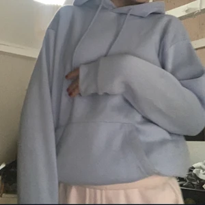 Ljus blå hoodie  - En ljus blå hoodie passar xs/s. Använd några gånger så bra kvalitet, köptes i vintras. Kommentera eller skriv till mig vid intresse! Om det blir mycket bud så får ni buda. 