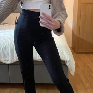 Byxor med slits fram - Oanvända (prislappar sitter kvar) Nypris 399kr. XS, men stor i storleken och väldigt höga i midjan. 