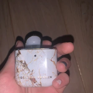 AirPods case ideal of Sweden💓 - Säljer mitt airdpods case som är ifrån märket ideal of Sweden, använt några gånger och nypris är 300kr, jag säljer för 120! Fint skick, marmor💓