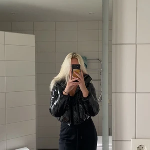 Glansig jacka - Säljer min glansiga croppade jacka från Boohoo då den är för liten. 1 år gammal i fint sick, som ny. Jackan är i storlek S men liten i storleken som en XS. Kostar 250kr + frakt. ❤️‍🔥❤️‍🔥