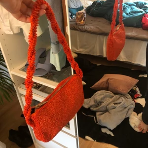 Röd paljettväska - Fin liten röd väska med paljetter och ”flätat väskband”💕använd 1-2 gånger