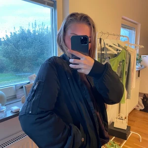 Bomberjacka  - Svart bomber jacka från Bikbok i storlek S. Inga defekter. Frakt tillkommer, skicka ett meddelande för frågor eller vid intresse 🤎