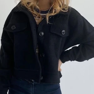 Jacka  - Svart jacka från Design by Si, oanvänd med prislapp kvar, storlek S