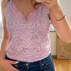 Rosa leopard linna - Jätte sött leopardlinne i rosa och vitt. Står inte för frakt men kan mötas i stockholm