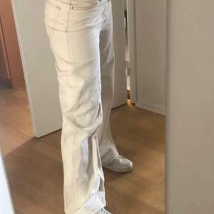 Säljer dessa super fina jeans från Monki! Köpta på plick men tyvärr för korta på mig som är 170 cm:) bilderna är lånade men skriv privat för fler🤗💗 