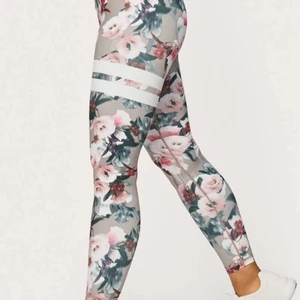 Stronger melrose tights - Säljer nu mina Stronger tights i nyskick. Inköpta i december 2020 från strongers hemsida men använda max 5 gånger utan några defekter därav priset. Nypris 799kr i strl small. Säljer pga att jag inte gillade designen så mycket och passade inte mig så bra heller.