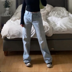  Jeans  - Säljer dessa pga de inte kommer till användning. Vet inte vart de e ifrån för jag har klippt bort lappen men jag har 36 i storlek eller s passar m med 