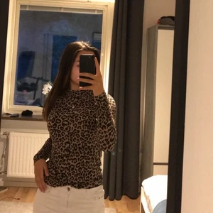 Leopard mönstrad tröja  - Leopard mönstrad tröja från New Yorker. Storlek M men passar även till S. Använd men ändå väldigt bra skick. Säljs pga ingen användning längre. OBS Köpare står för frakt!