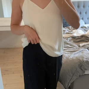 Vit linne  - Vit linne från hm, jätteskönt svalkande material. Bra skick. Strl 34. Priset är 50 kr + frakt💗❤️