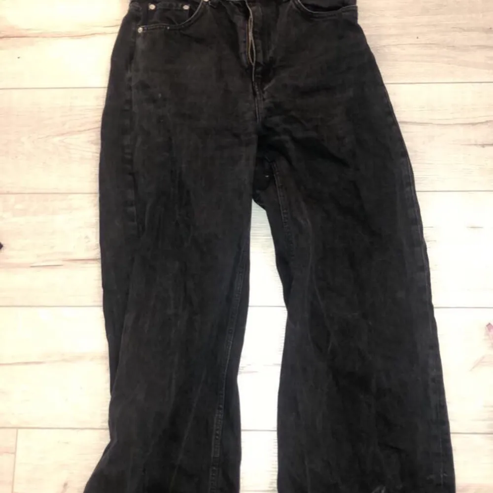 Vida weekday jeans i storlek 28 med längd 30. För korta för mig. Behöver strykas. Köpta för 500 kr, frakt 66 eller mötas i Stockholm ❤️. Jeans & Byxor.