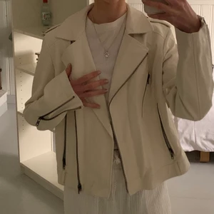 Vit läderjacka - Säljer den populära, utsålda vegan-leather jacket från KENDALL&KYLIE egna märke 🤩 Säljer pågrund av att den inte kommer till användning som jag hoppades, har bara använt en gång ❤️ storlek M. Kontakta vid intresse eller fler bilder. Om många intresse för jag en budgivning! ❤️ 