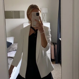 Vit kavaj - Säljer min fina vita blazer/kavaj från H&M, använd endast en gång så super fint skick! ❣️