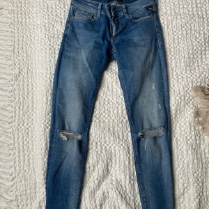 Replay jeans, strl 24/30 - Sköna lågmidjade jeans från Replay. Använda fåtal gånger så i fint skick. 
