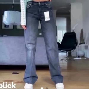 Zara jeans - (Lånad bild)🌺  mellan-låga i midjan, långa i benen med rawcut. Jag är 175 cm och på mig går dem nästan ner till hälen. Storlek 38 men skulle säga att de passar mer som en 36a. Kontakta mig vid intresse samt om du vill ha fler bilder. 