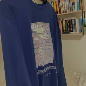 Blå ASOS tröja, lång i ärmarna och supersnygg oversize passform💙💙 Coolt motiv, använd fåtal gånger💓