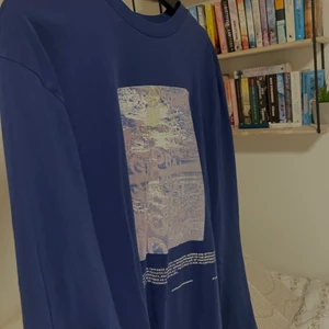 ASOS tröja - Blå ASOS tröja, lång i ärmarna och supersnygg oversize passform💙💙 Coolt motiv, använd fåtal gånger💓