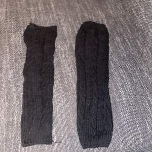 Säljer svarta ben värmare som är stretchiga och bekväma. (Kliar inte alls)  ( nästan aldrig använd)