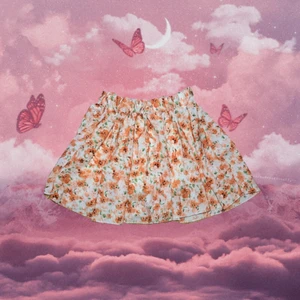 Blommig minikjol - Supersöt kjol! Köpte den i en lokal butik utan att prova. Tyvärr för kort på mig men riktigt nice för sommaren och har även plats för ett bälte 🌟