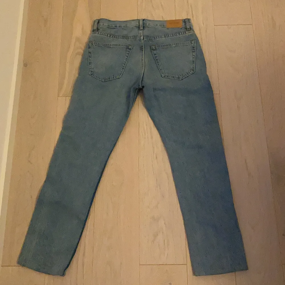 Hej säljer mina weekday jeans i modellen pine. Ser ut som nya då dem bara är använda få antal gånger i storlek W28 L30. . Jeans & Byxor.