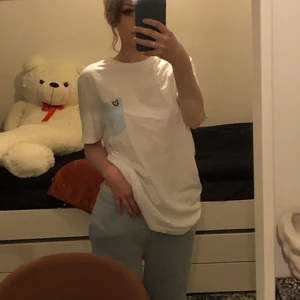 Lyle & Scott tröja  - Lyle & Scott tröja, skön och oversized. Inga problem med den förutom ”fläcken” på tredje bilden. Köpare står för frakt 