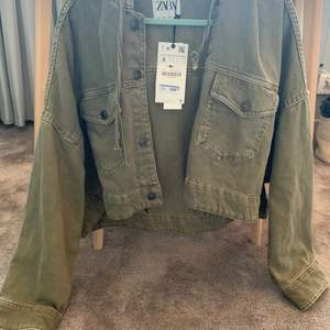 Grön jeans jacka från Zara i storlek S. Helt ny och oanvänd, med prislapp kvar. Nypris 559. Hör av dig för mer bilder.