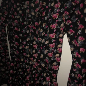 Söt jumpsuit - Söt blommig jumpsuit, kort modell. Fin svart spets nederdel ärmar och byxa.