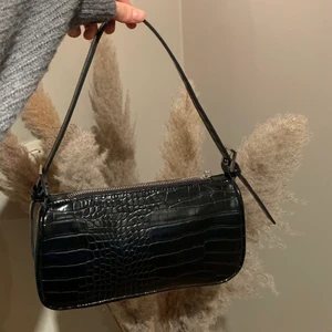 Väska - Baguetteväska från Ginatricot, använd 2 gånger så i toppskick🤎🤎 