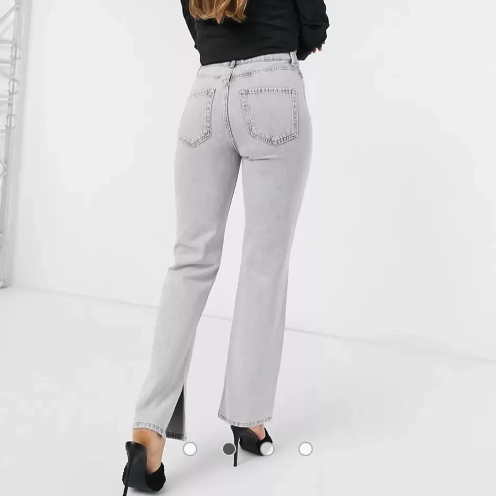 Gråa stradivarius jeans med slits längst ner, skriv för mer frågor eller bilder💕. Jeans & Byxor.