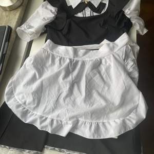 Maid dress som jag använt en gång som var för liten | Hela är 84cm lång , kjoldelen är 48cm lång  och överdelen är 36cm lång och 72 cm runt midjan