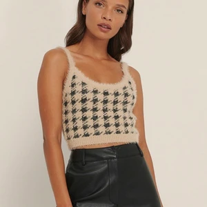 Topp - Säljer min oanvända NA-KD topp. Köpt för 199kr säljer för 100kr + frakt. Om fler visar intresse gäller bud från 100kr + frakt.