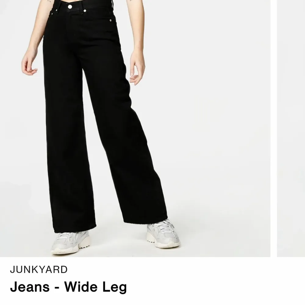 Säljer mina svarta wide legs jeans från jankyard. Använd ett fåtal gånger men i ett superfint skick! Skriv gärna för fler bilder då bilderna är lånade från hemisdan. . Jeans & Byxor.