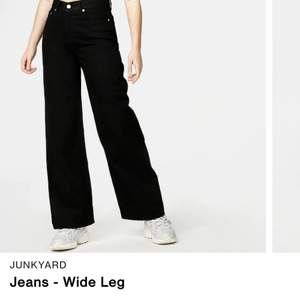 Säljer mina svarta wide legs jeans från jankyard. Använd ett fåtal gånger men i ett superfint skick! Skriv gärna för fler bilder då bilderna är lånade från hemisdan. 