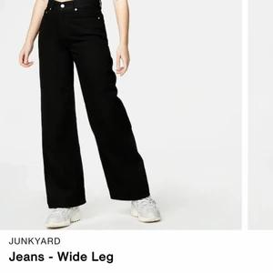 Jeans - Säljer mina svarta wide legs jeans från jankyard. Använd ett fåtal gånger men i ett superfint skick! Skriv gärna för fler bilder då bilderna är lånade från hemisdan. 