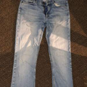 Snygga lågmidjade jeans i använt edgy slitet skick