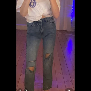 Går jeans med hål i  - Dessa är väligt fina men de är för korta för mig plus att jag tycker inte att rumpan ser fin ut pga små fickor. Om du är är 170 eller under är nog dessa perfekta på dig 💕tar endast Swish!!💰💖