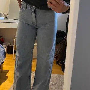 Populära ljusa Yoko jeans från monki, storlek 26 i midjan, klippta nertill, passar mig som är 165cm perfekt