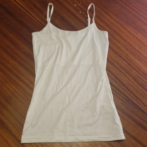 Vila linne - Vitt linne från vila jätteskönt material. Ej genomskinlig. Tight passform. Xs/s. 20 kr.Samfraktar vid köp av flera varor för 66 kr📦💕