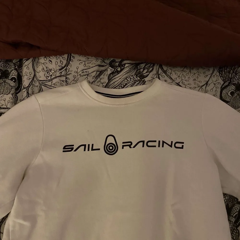 Hej, jag säljer nu min sail racing tröja som tyvärr inte kommer till användning, använde den 1 gång i vintras så den är i nyskick, nypris 699kr💞. Hoodies.