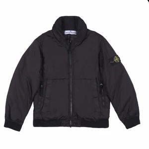 Stone Island bomberjacka (2700kr) - Tja! Denna jacka har inte kommit till användning den ända gång då den var för liten när jag fick den, så det är därför jag säljer denna bomberjacka.