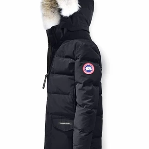 Canada Goose jacka  - Säljer min  Canada goose jacka i storlek XS passar även S. Jackan är superfin och har en jättevacker päls. Självklart är den äkta, alla tags finns med osv. Säljer den eftersom den tyvärr inte passade mig. Vid frågor/intresse skriv till mig. Pris kan diskuteras vid snabb affär 🤍